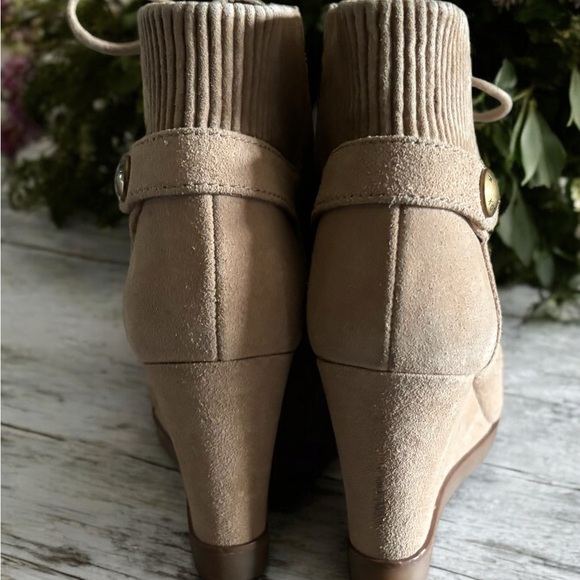Michael Kors Carrigan Wedge Suede Ankle Boot Tan Size 6.5. - Picture 11 of 12